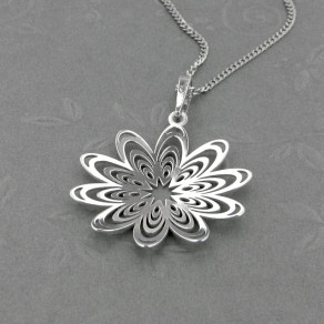 Stříbrný přívěsek na řetízku Kamelia